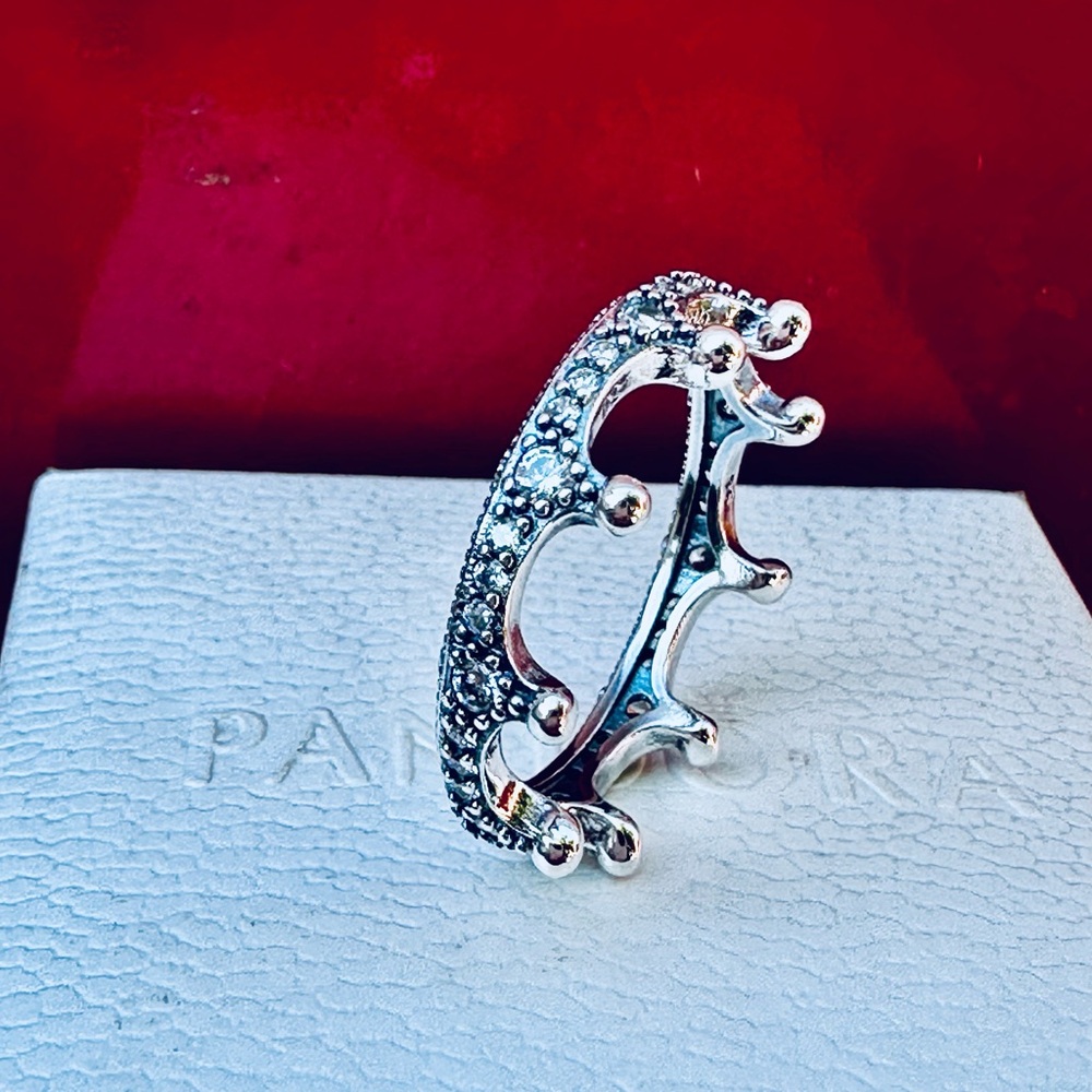 Authentic pandora ring 💍 size 6 comes with dust bag 🌺🍄🌺💍🍄🌺💍🍄🌺💍🍄🌺💍🍄🌺💍🍄🌺💍🍄❤️💍🍄🌺💍🍄🌺